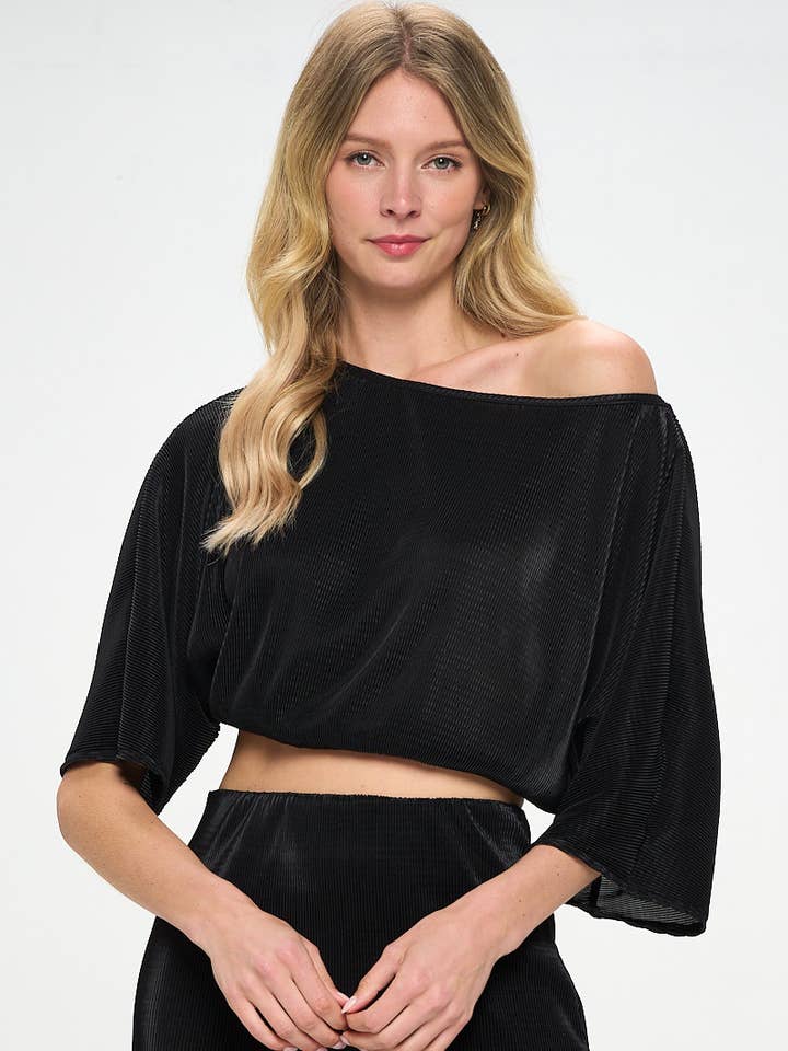 Haut court à encolure dégagée en plisse éclatant fabriqué aux États-Unis pour la vente par Renee C.