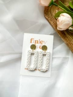 Everly | Cremefarben | Blütenstruktur | Ohrringe aus Ton für den Großhandel von Finley River | Trendy Polymer Clay Earrings | Hypoallergenic