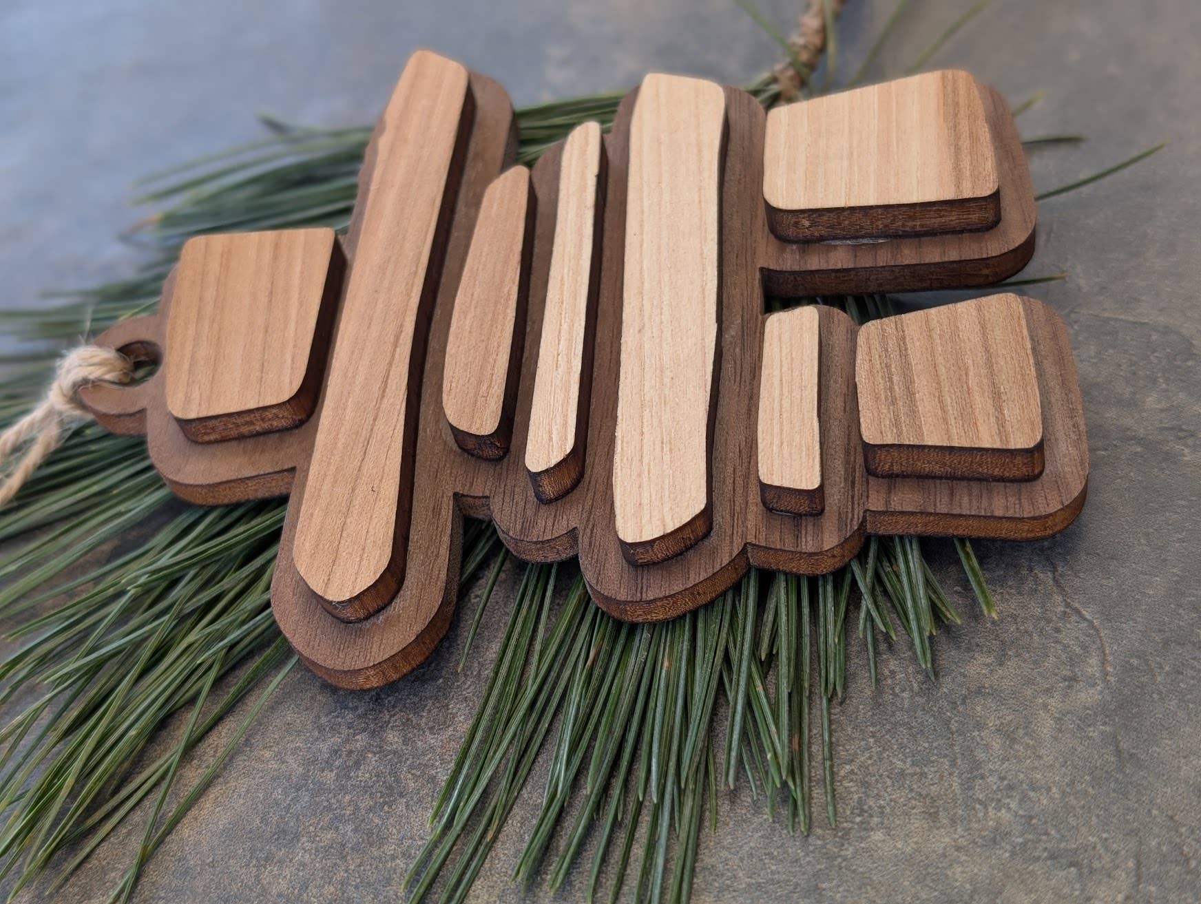 Foxwood Gifts Canada - Wholesale Ornament - Inukshuk Canada Wegwijzer Ornament - Houten Kerst Souvenir1