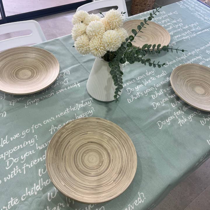 Dine&Vibe Conversation Tischdecke | Sage für den Großhandel von Dine&Vibe