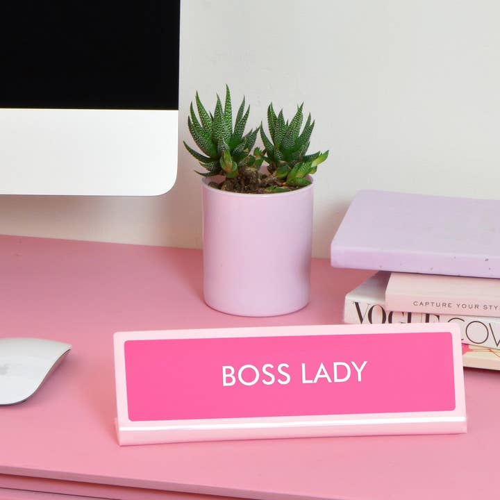 Flamingo Candles – Engroshandel Skilt til skrivebord/bordplade – Boss Lady Skrivebord Plade Tegn