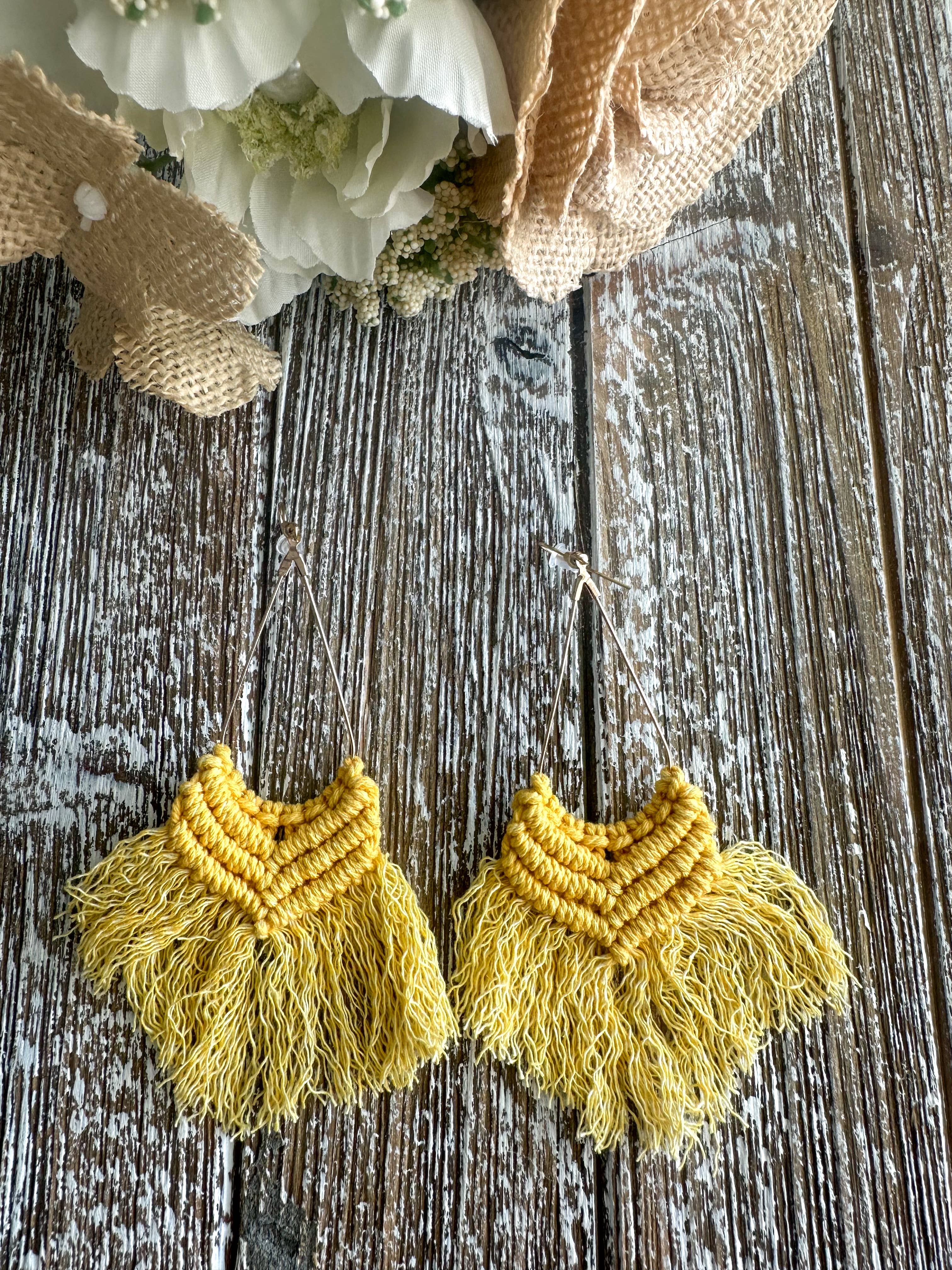 Harris Girls & Co. – wholesale Hängande örhängen – Boho Makraméörhängen "Gul"