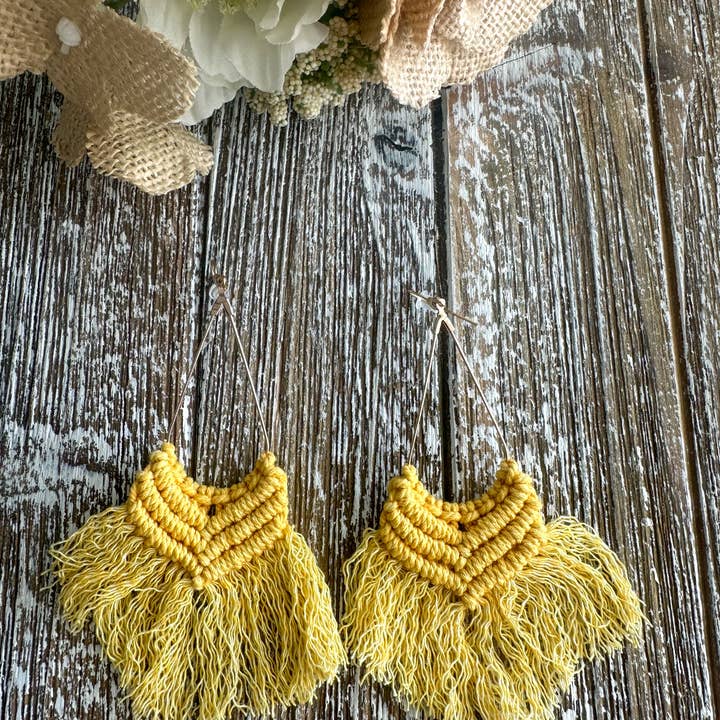 Harris Girls & Co. – wholesale Hängande örhängen – Boho Makraméörhängen "Gul"0