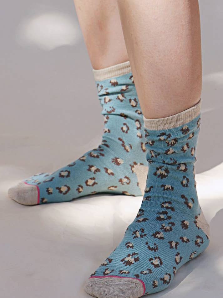 Ronde sokken van biologisch katoen met luipaarddieren voor wholesale door Tabbisocks