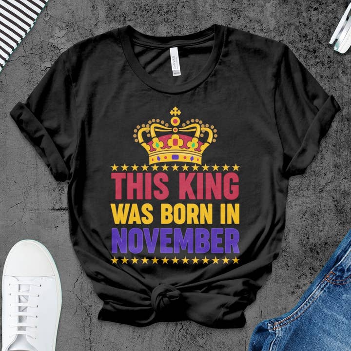 T-shirt voor de verjaardag van november, T-shirt met kroonprint, herenshirt van Born in november, koninklijk verjaardagscadeau, shirt met sterrenbeeld Schorpioen voor wholesale door FreakyTeeFactory