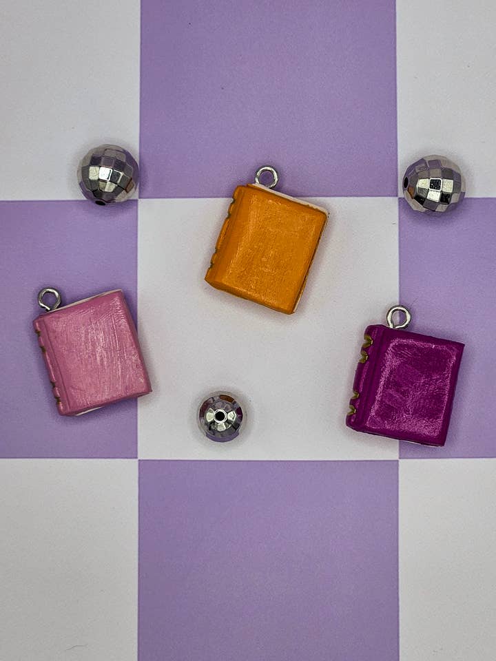 Mini-Buchanhänger — für Charm Bar, Hut Barm, individuelle Armbänder für den Großhandel von Clay In Color