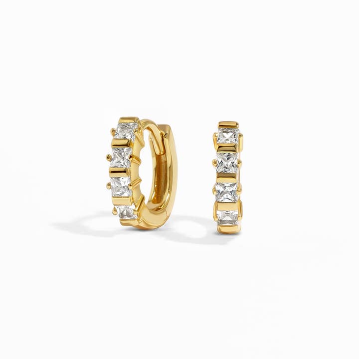 Emma Huggies cloutée pour la vente par Sami Jewels