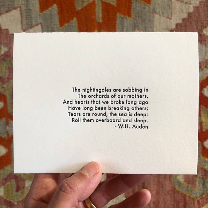 WH Auden - Las lágrimas son redondas (tarjeta de felicitación tipográfica) para venta al por mayor de Willowcrest Press
