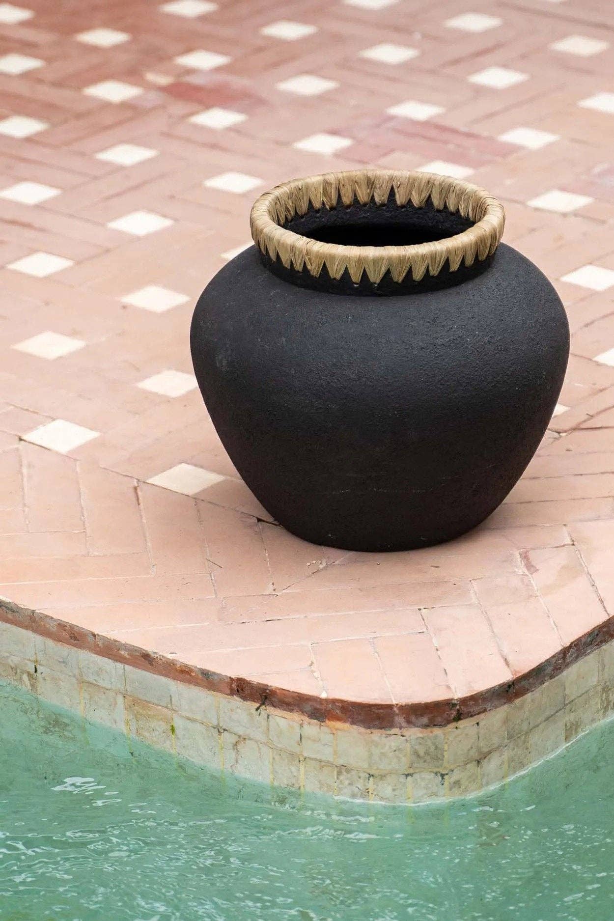 Bazar Bizar Living – Großhandel Vasen – The Styly Vase - Schwarz Natur - L2