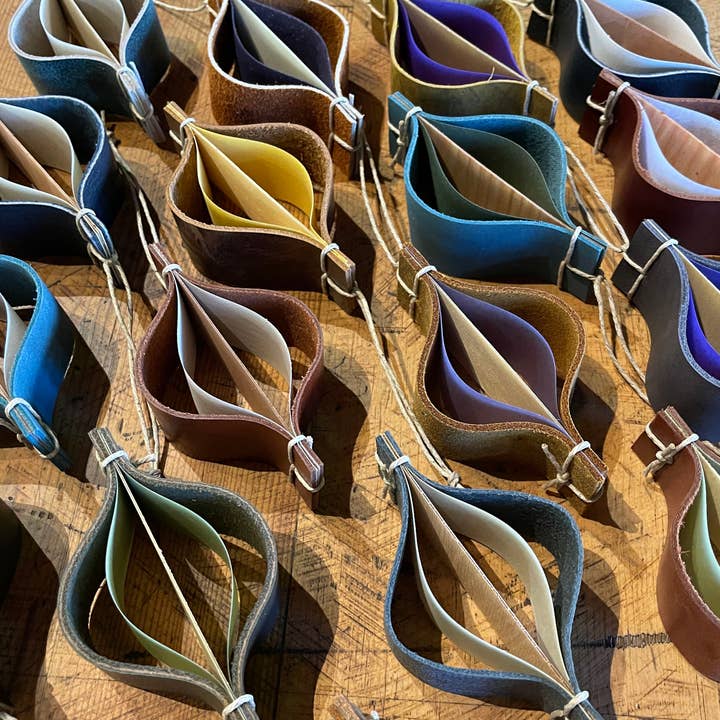 Genanvendt læder, papir og træpynt for engroshandel hos Green Bird Press