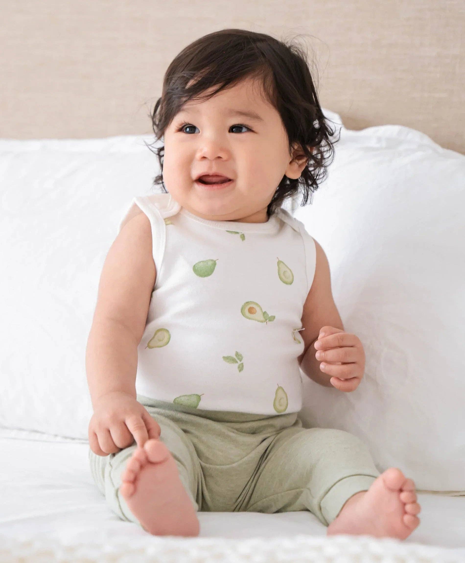 Lūmmi in Colour Babywear – Großhandel Body (ohne Füße) – Baby – Ärmelloser Body aus Bio-Baumwolle - Avocados