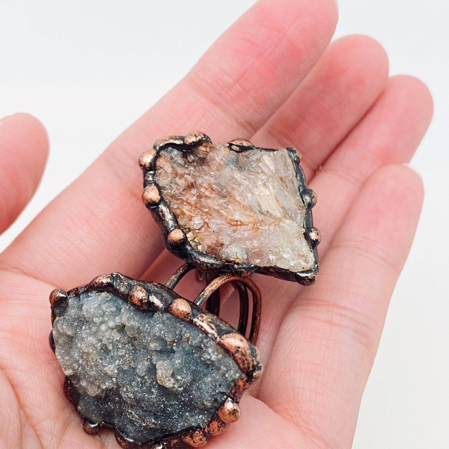 Tilfældig størrelse og farve Uregelmæssig naturlig agat ru sten justerbar ring - CS for engroshandel på Faire2