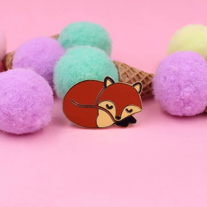 Real Sic - Vente Épinglettes/boutons - Sleepy Fox — Mignonne épingle en émail renard endormi1