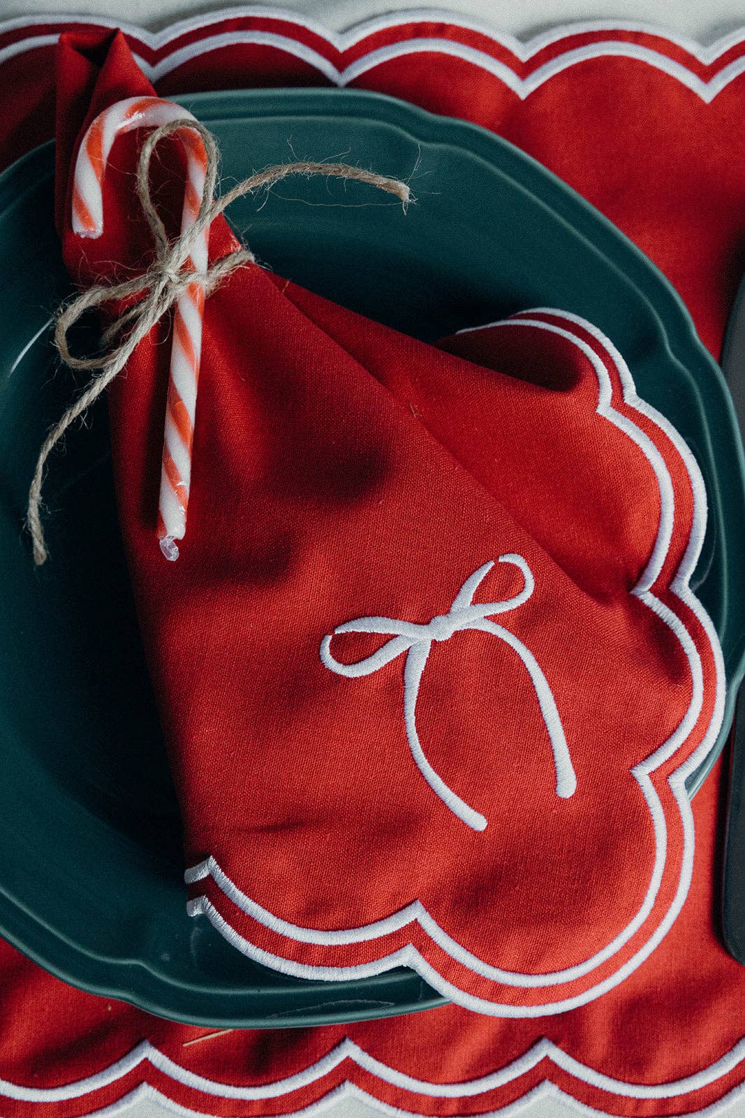 Red Rosie Scallop Placemat with bow for wholesale on Faire2