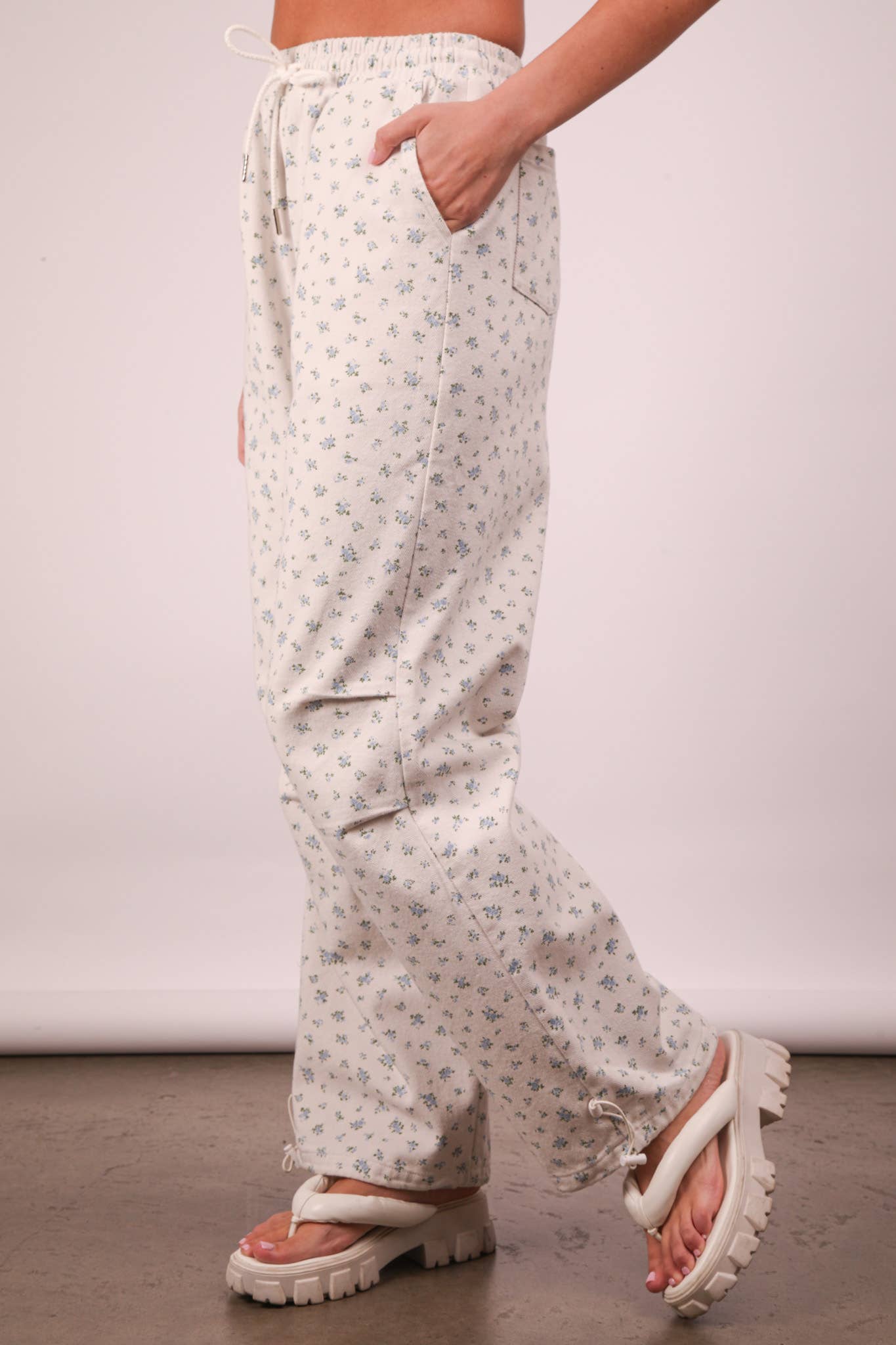 VERY J - Wholesale Pants - Women's - NP70723-Floral Printed Linen Parachute Pants4