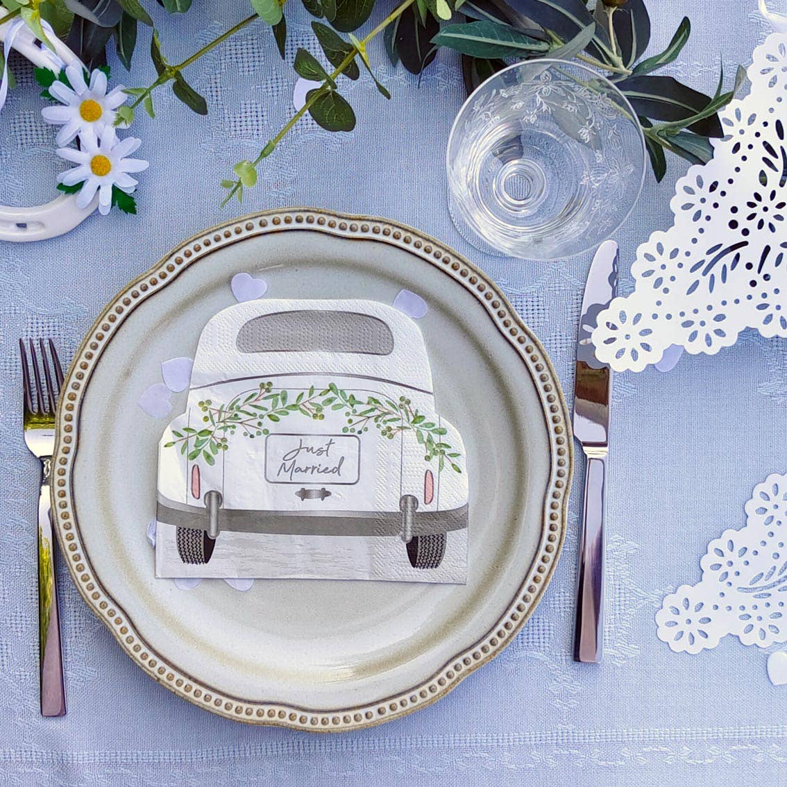 Talking Tables UK – wholesale Disposable napkin – Just Married' Floral Car Napkins | 16 Pack | Wedding |1