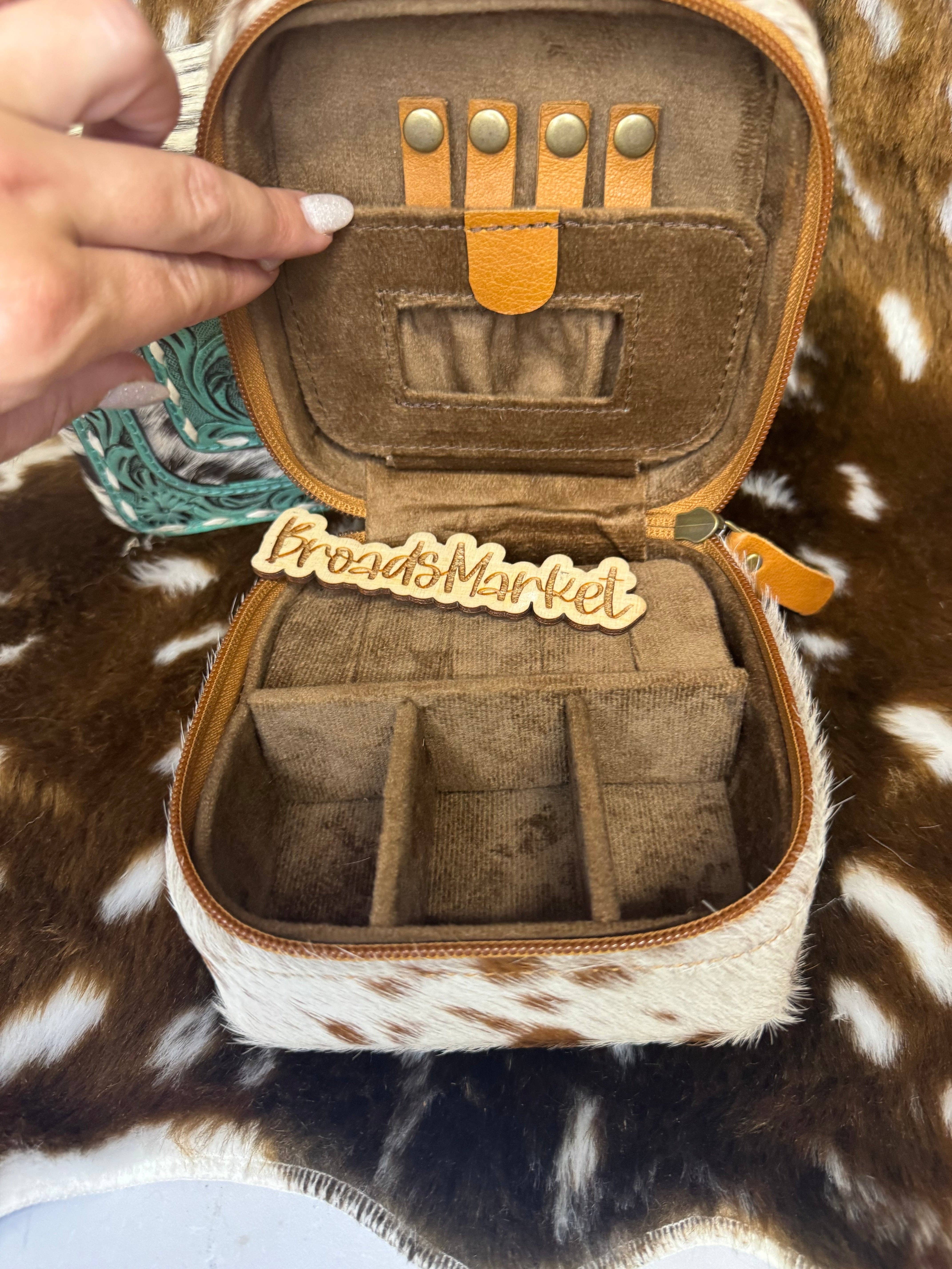 Beige Hermosos estuches de joyería de cuero repujado y piel de vaca de venta al por mayor en Faire2