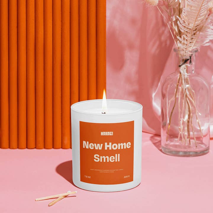 Candela con scritta Nuovo Profumo di Casa per la vendita all'ingrosso da parte di Makagi