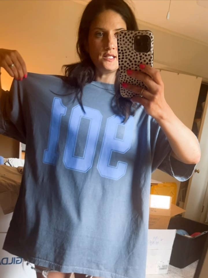 T-shirt surdimensionné 901 teinté pour la vente par Thirty One Sundays