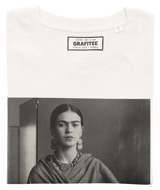 Gebroken wit Frida T-shirt met foto van Mexicaanse kunstenaar voor groothandel op Faire1