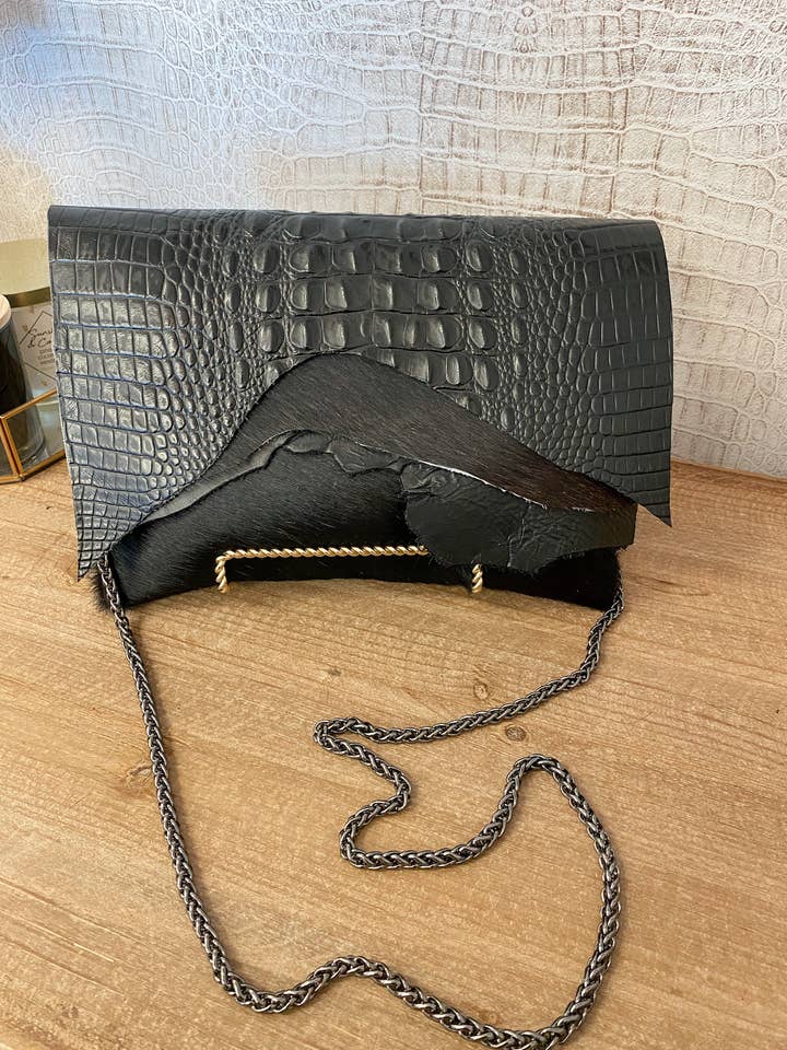 Corps en cuir de vachette noir uni - Pochette/sac à bandoulière à triple rabat pour la vente par Everlasting Boutique