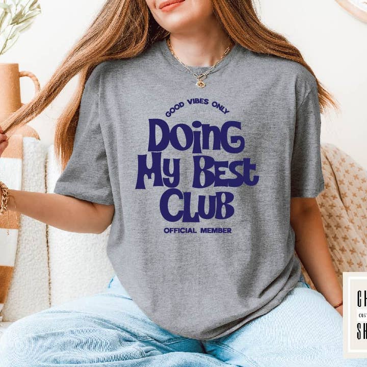 T-shirt graphique motivationnel pour femmes « Club Je fais de mon mieux » pour la vente par Cheboygan Shirt Shop