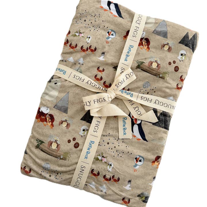 Snuggly Figs™ X Puffin Rock™ - At finde Bearnie - Bambus Tæppe for engroshandel hos Snuggly Figs Ltd.