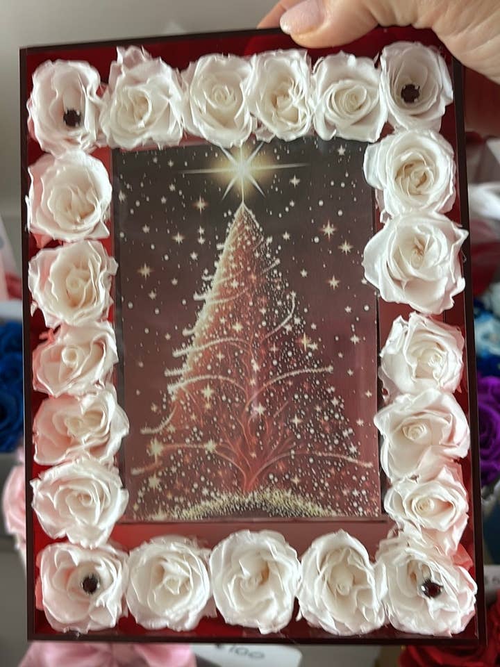 Cadre photo Rose Éternelle 3,5x5, art mural pour la vente par Forever Charmed Flowers