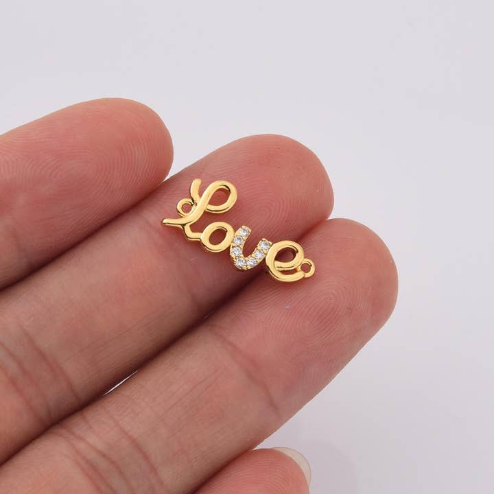Guld Fyldt Kærlighedsforbindelses Script Charm med Pave CZ CN491 for engroshandel hos Beads Creation