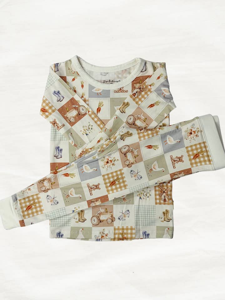Pyjama deux pièces Patchwork Farm pour la vente par Gigi & Ninny Co