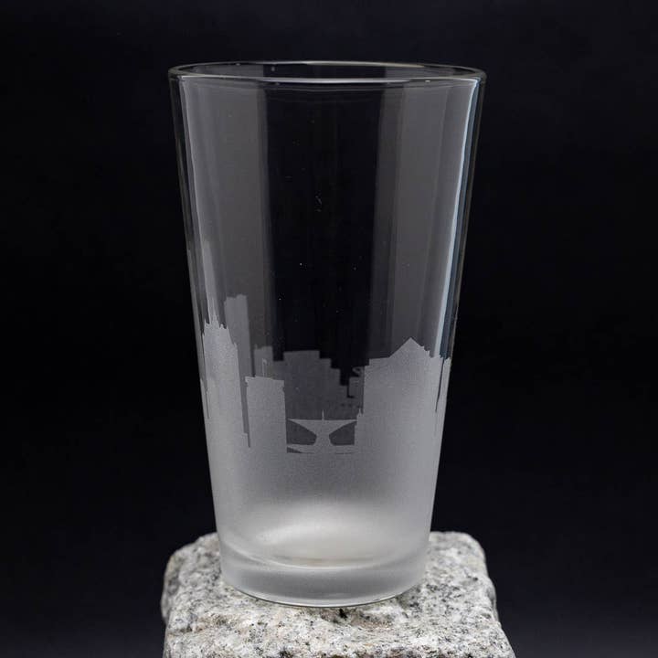 Verre à bière Skyline de Milwaukee, Wisconsin pour la vente par Urban & Etched