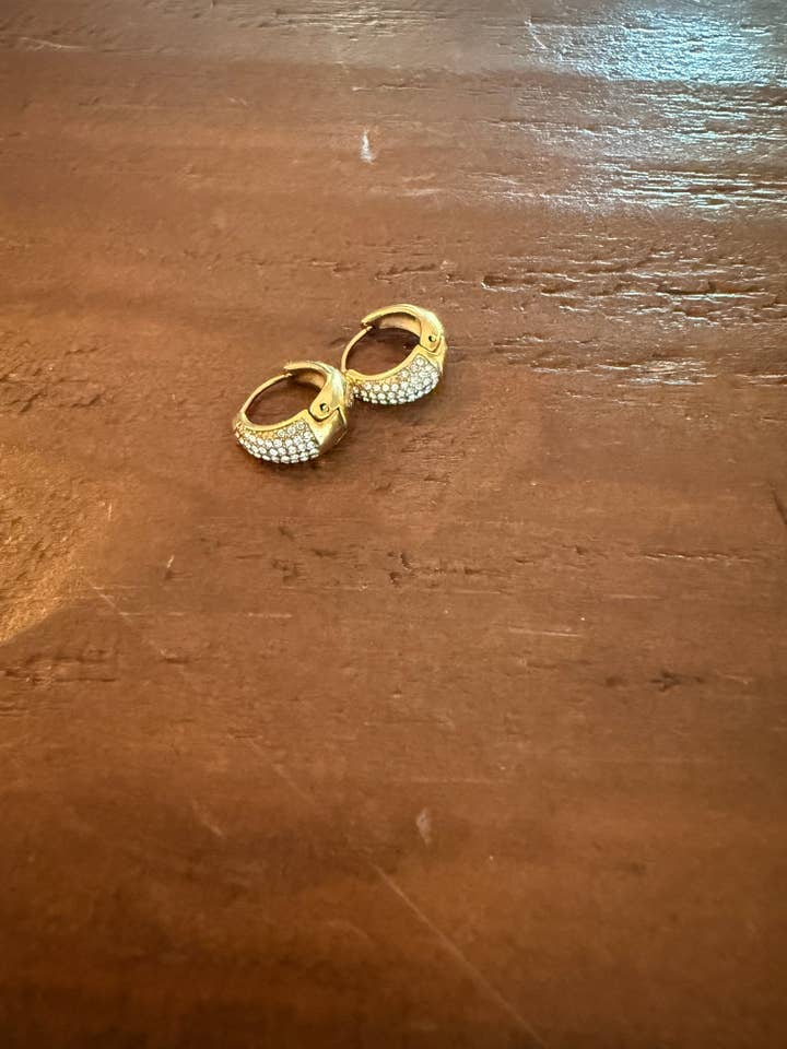 vattentäta cz huggie-örhängen för wholesale av bubs & sass