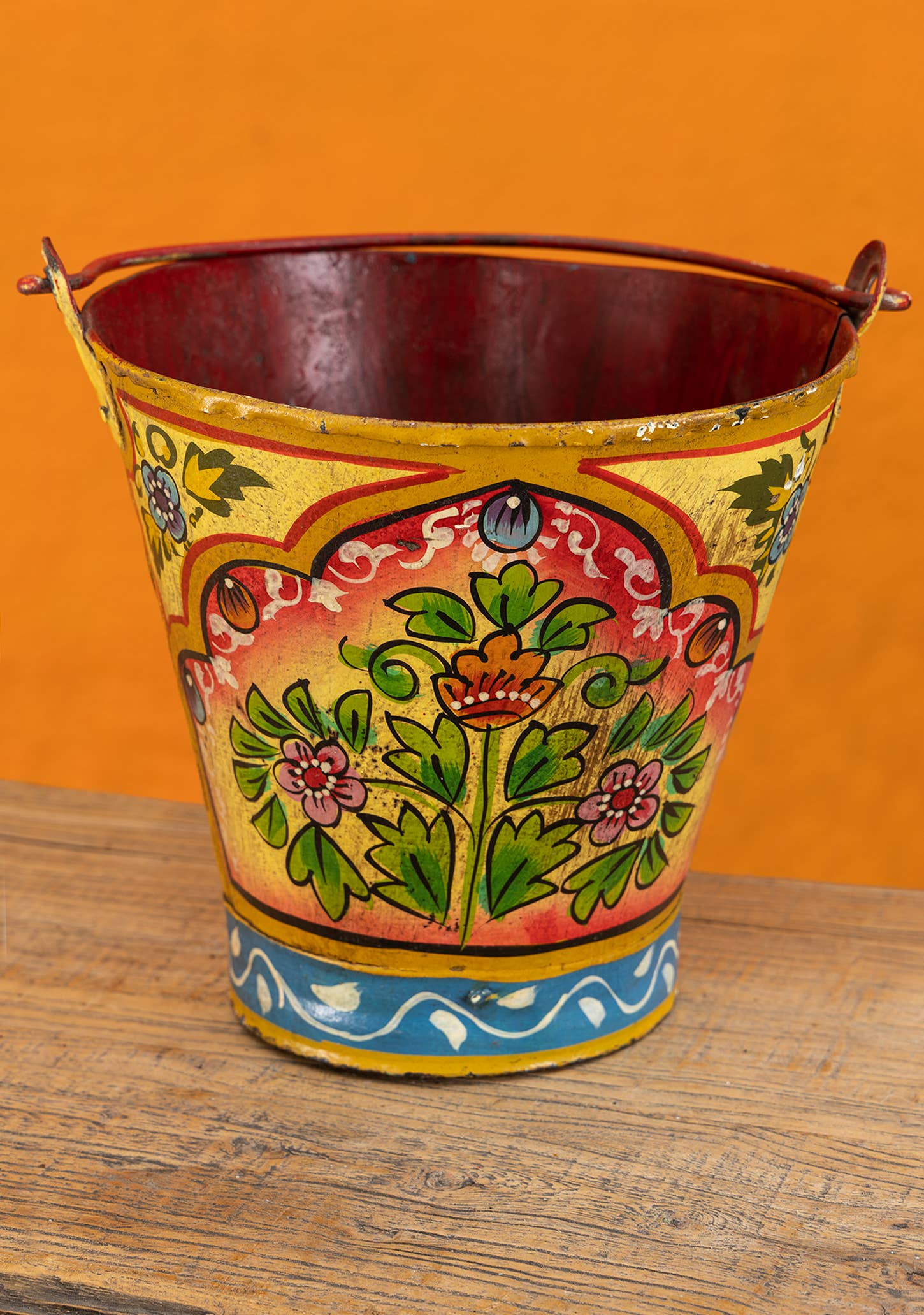 Namaste – Großhandel Eimer/Kübel – Vintage Eisen-Eimer mit handgemaltem gelbem Blumenmuster1