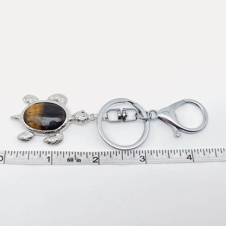 Mio Queena – Großhandel Schlüsselanhänger – Damen – Schlüsselanhänger mit Schildkrötenanhänger und eingefasstem Naturstein18