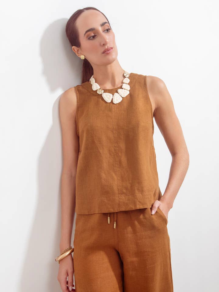 Blusa Sofia in lino color caffè per la vendita all'ingrosso da parte di Maria la Paz