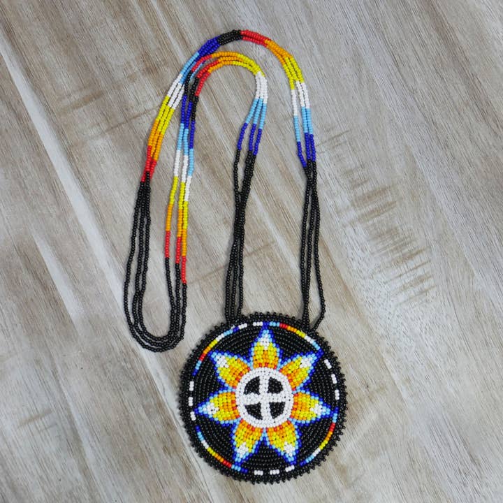 Medaglioni di perline in stile nativo americano Fiore nero per la vendita all'ingrosso da parte di KANGURAH