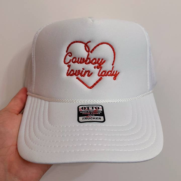 Chapeau de camionneur blanc Cowboy Lovin Lady : broderie pour la vente par Vanilla