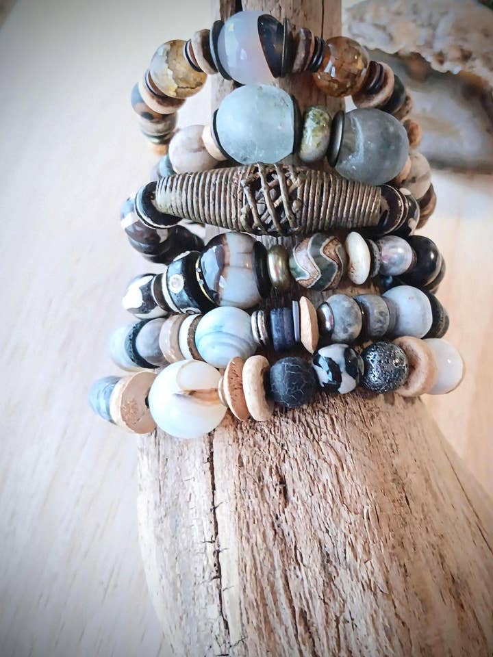 Die Welt bereisen Stapelarmbänder | Recyceltes Glas, Quarz für den Großhandel von HavSolStudio