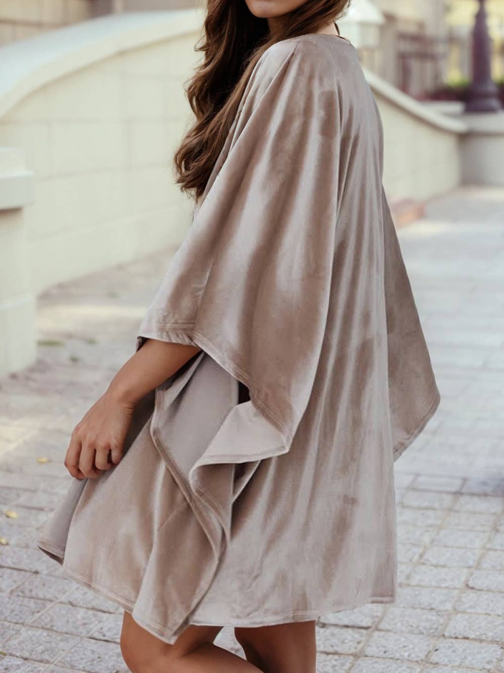 Gris fumée Kimono en velours à manches 3/4 ouvert à l'avant en vente sur Faire1