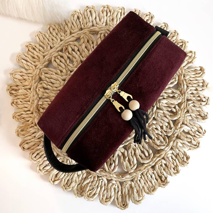 Sammet Makeup Bag | Vinröd kosmetisk väska | Resväska för wholesale av Crimson + Scarlett