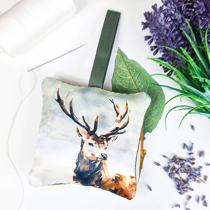 Sachet fait main avec motif de cerf rouge | Lavande séchée anglaise pour la vente par Louise Jennifer Design