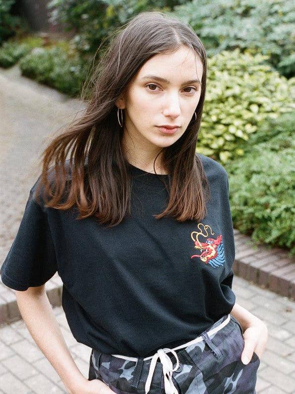 Sort T-shirt med kinesisk Drage Broderet Design for engroshandel hos Dream But Do Not Sleep