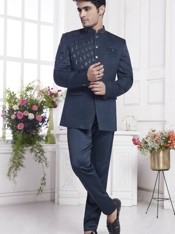Costumes Jodhpuri traditionnels en soie jacquard bleu foncé avec pantalon pour hommes pour mariage - Broderie pour la vente par HATKE BRIDE