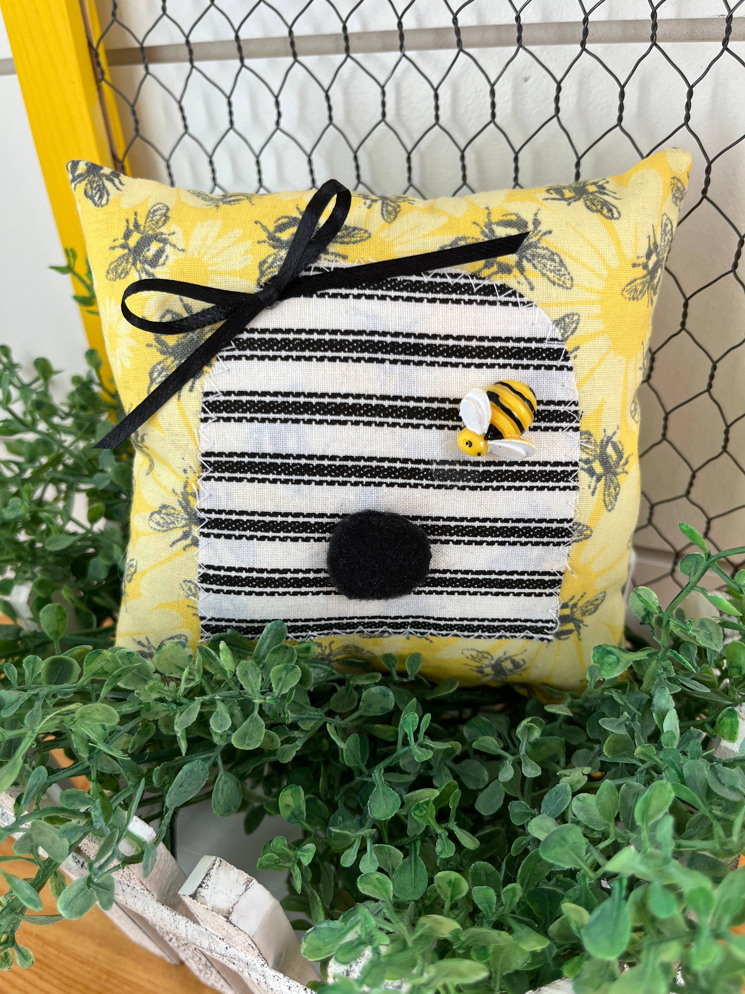 Kate + Em - Venta al por mayor Cojín decorativo - Almohada cuadrada pequeña Beehive | Decoración del hogar4