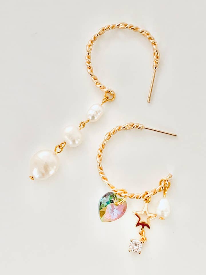 Orecchini «Nejiré» placcati in oro, perle e cuore Sw per la vendita all'ingrosso da parte di Maison Byrsa