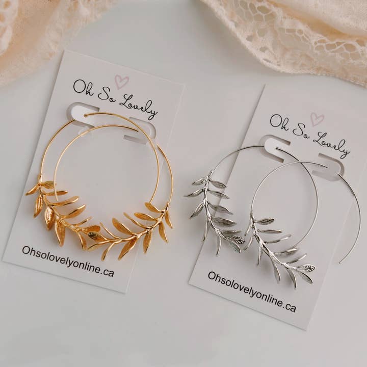 Boucles d'oreilles créoles à grandes fleurs Daphne pour la vente par Oh So Lovely