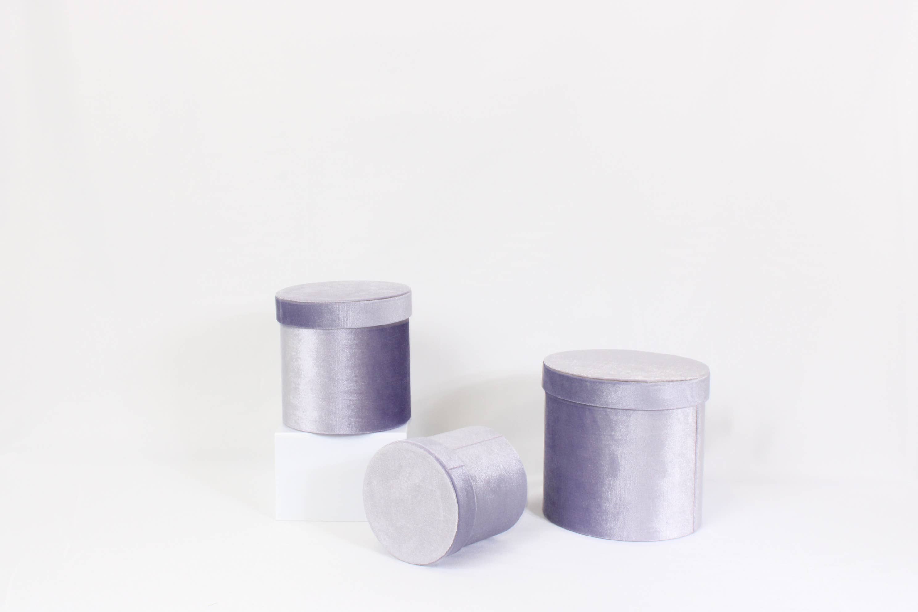 Elegant Design Supply – Engroshandel Gaveæske – Fløjlsrund blomsterhatteæske med låg13