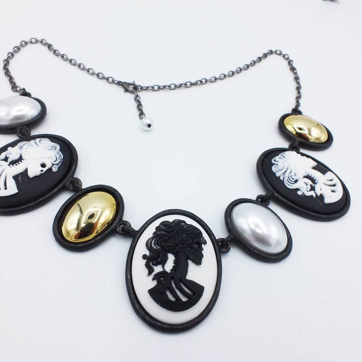 Fizz - Wholesale Pendant/Charm Necklace - Seven Cabochon "Grand" Necklace