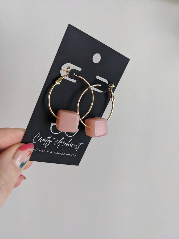 Brincos de Argola Dourados com conta quadrada rosa vintage por atacado de Crafty Archivist