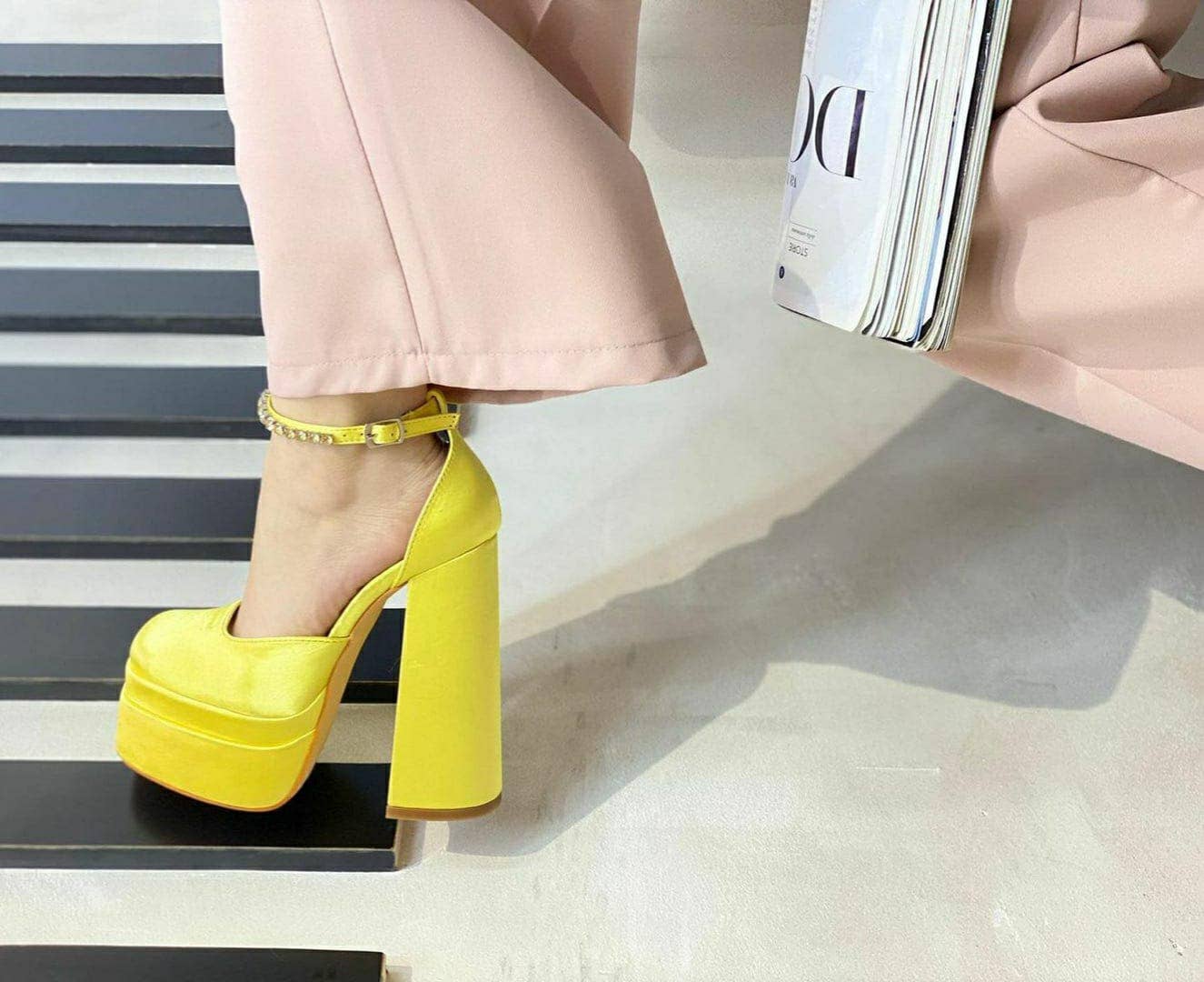 Vera Shop – Großhandel Plateauschuhe – Damen – Plateau-Pumps aus Satin mit Schmuckknöchelriemen7